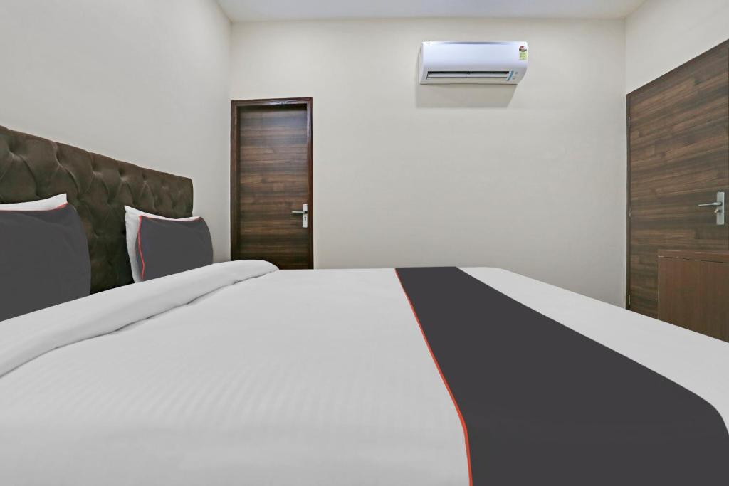 Postel nebo postele na pokoji v ubytování Hotel O Mannat Bhera Enclave