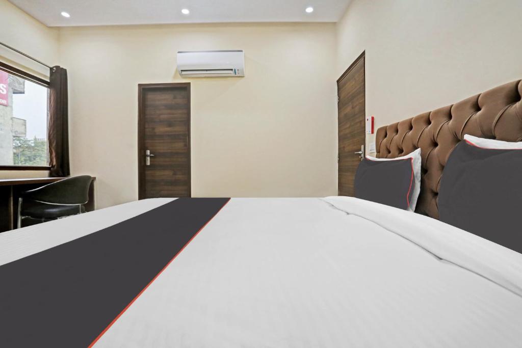 Postel nebo postele na pokoji v ubytování Hotel O Mannat Bhera Enclave