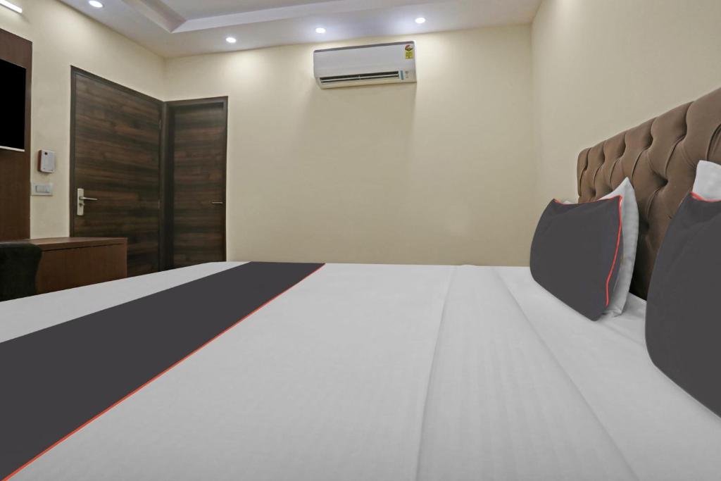 Postel nebo postele na pokoji v ubytování Hotel O Mannat Bhera Enclave