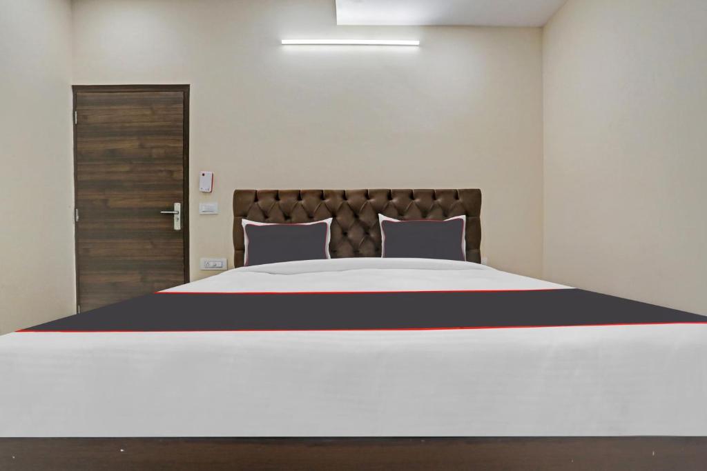 Postel nebo postele na pokoji v ubytování Hotel O Mannat Bhera Enclave