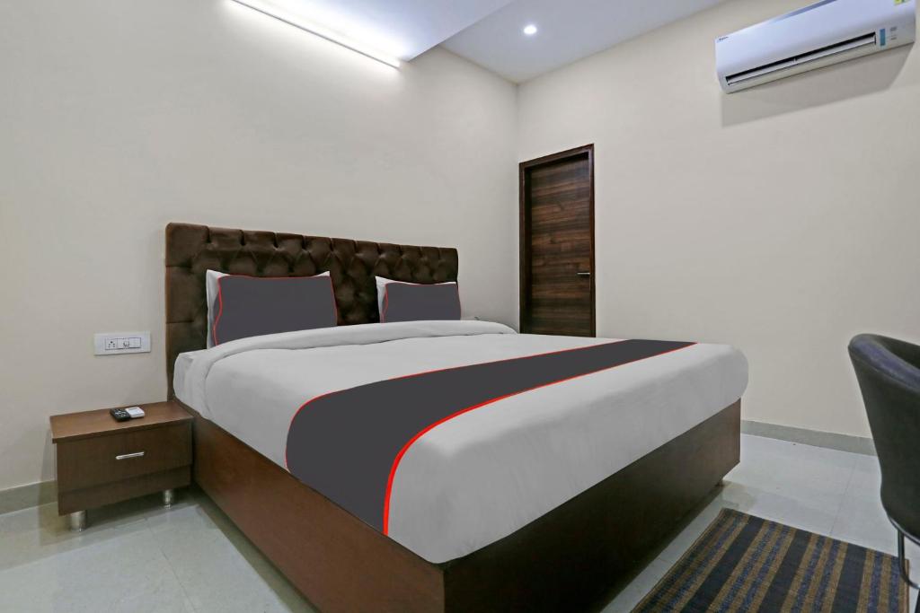 Postel nebo postele na pokoji v ubytování Hotel O Mannat Bhera Enclave