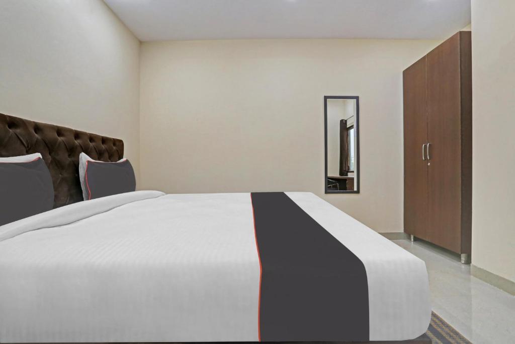 Postel nebo postele na pokoji v ubytování Hotel O Mannat Bhera Enclave