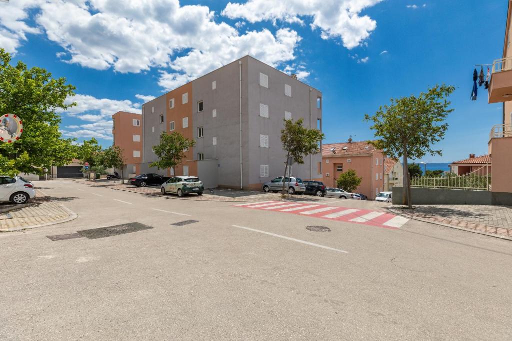Apartments with parking space Makarska - 24301