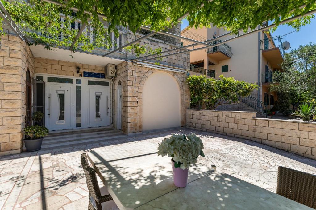 Apartments with parking space Makarska - 24562