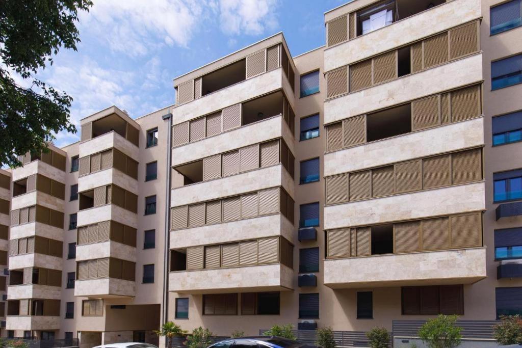 Apartments with parking space Split - 24662
