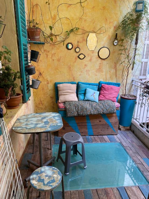 un patio avec un canapé, une table et un tabouret dans l'établissement FLC Bail mobilité - Canebière-Vieux Port-terrasse - 2 bedrooms, à Marseille