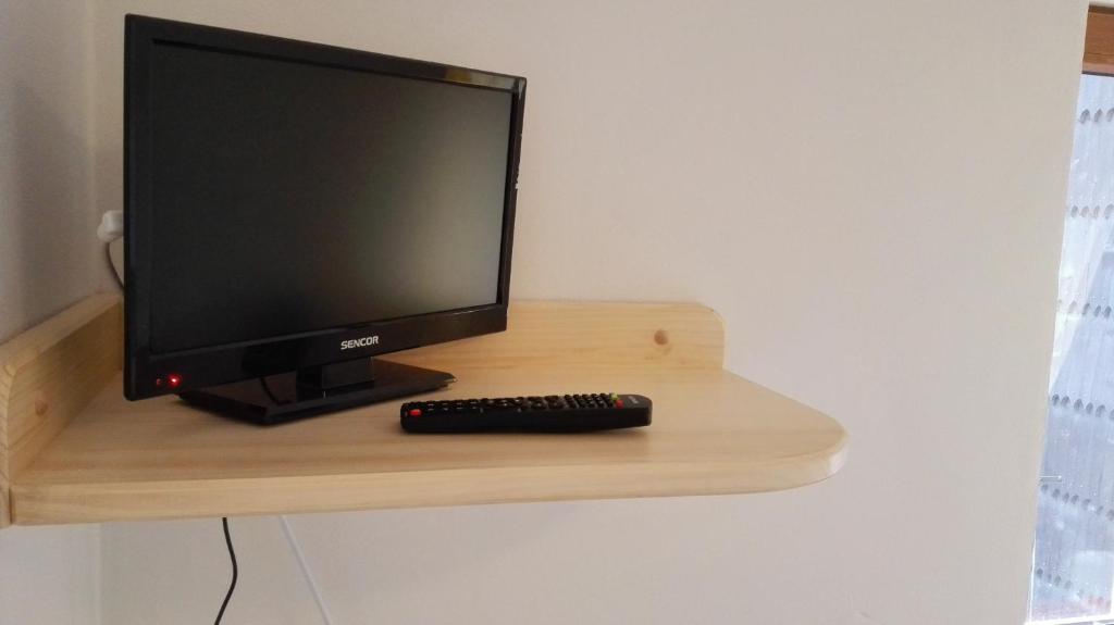 TV a/nebo společenská místnost v ubytování Chata Mir