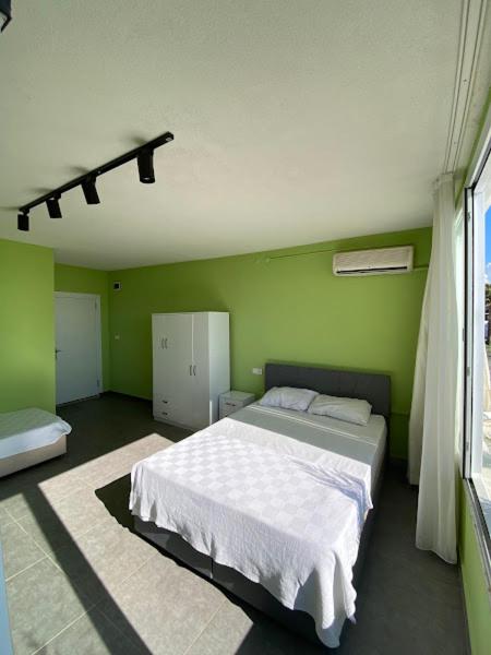 Postel nebo postele na pokoji v ubytování xo hostels bjv