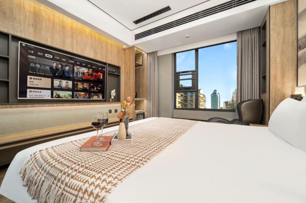 Voodi või voodid majutusasutuse Wenzhou Wuma Street Wenyuan Hotel is located in the heart of the city, easy to travel, free WiFi, breakfast, coffee, afternoon tea, free laundry service, recommended tourist attractions toas