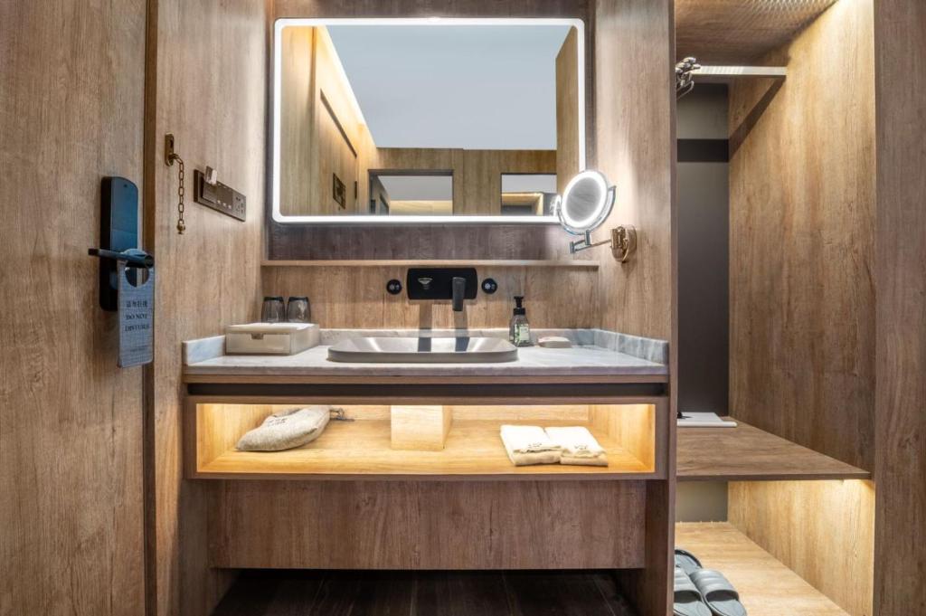 Vannituba majutusasutuses Wenzhou Wuma Street Wenyuan Hotel is located in the heart of the city, easy to travel, free WiFi, breakfast, coffee, afternoon tea, free laundry service, recommended tourist attractions