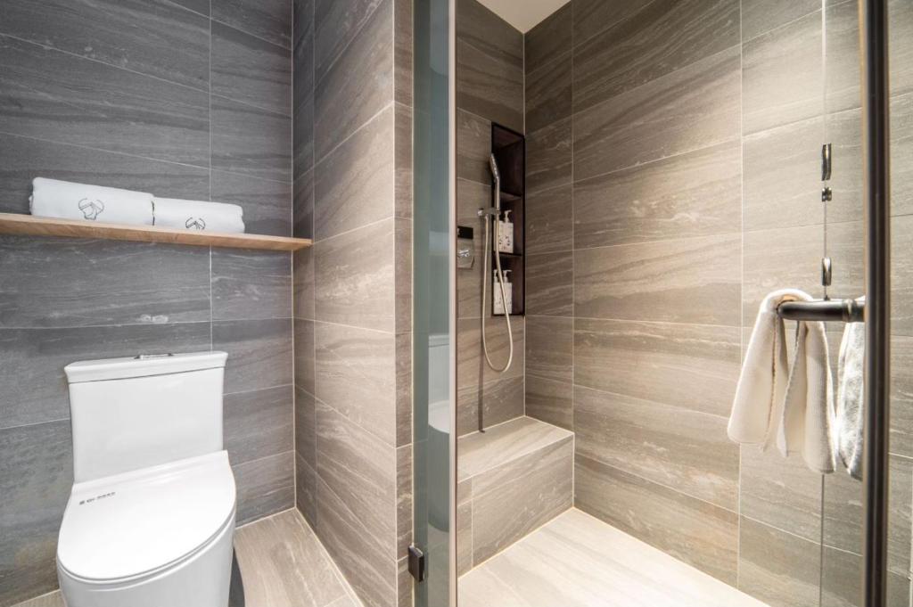 Vannituba majutusasutuses Wenzhou Wuma Street Wenyuan Hotel is located in the heart of the city, easy to travel, free WiFi, breakfast, coffee, afternoon tea, free laundry service, recommended tourist attractions