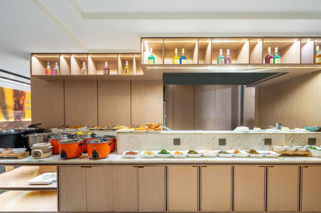 Köök või kööginurk majutusasutuses Wenzhou Wuma Street Wenyuan Hotel is located in the heart of the city, easy to travel, free WiFi, breakfast, coffee, afternoon tea, free laundry service, recommended tourist attractions
