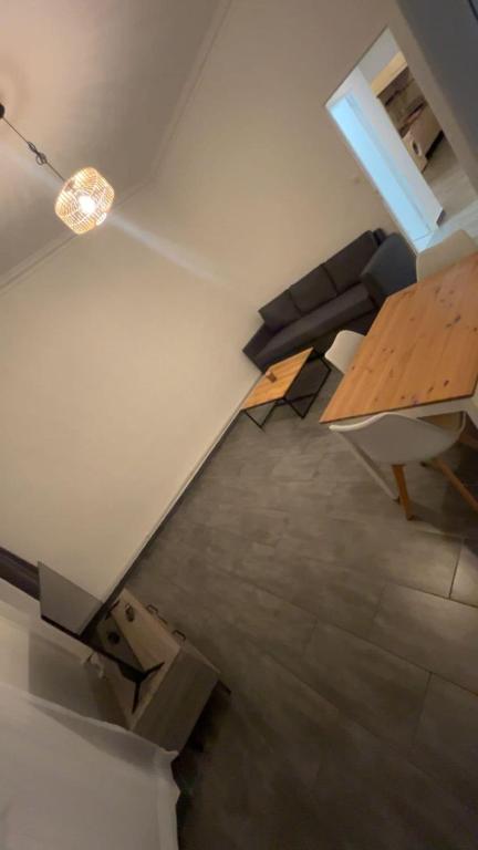 マルセイユにあるle reformé pour 6 personnesのテーブルとソファのあるリビングルーム