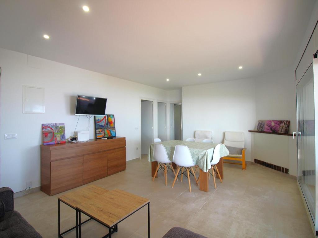 TV a/nebo společenská místnost v ubytování V. FANÉ ESQ - Casa con jardín y vista mar en Llançà acabada de reformar - ES-228-10