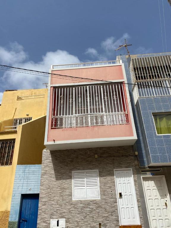 un edificio con un balcone sul lato di Apartamento em Monte a Mindelo