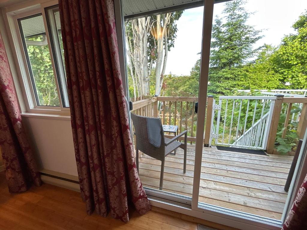 Balkón nebo terasa v ubytování North Nanaimo Gem - Garden-View Room with Private Ensuite