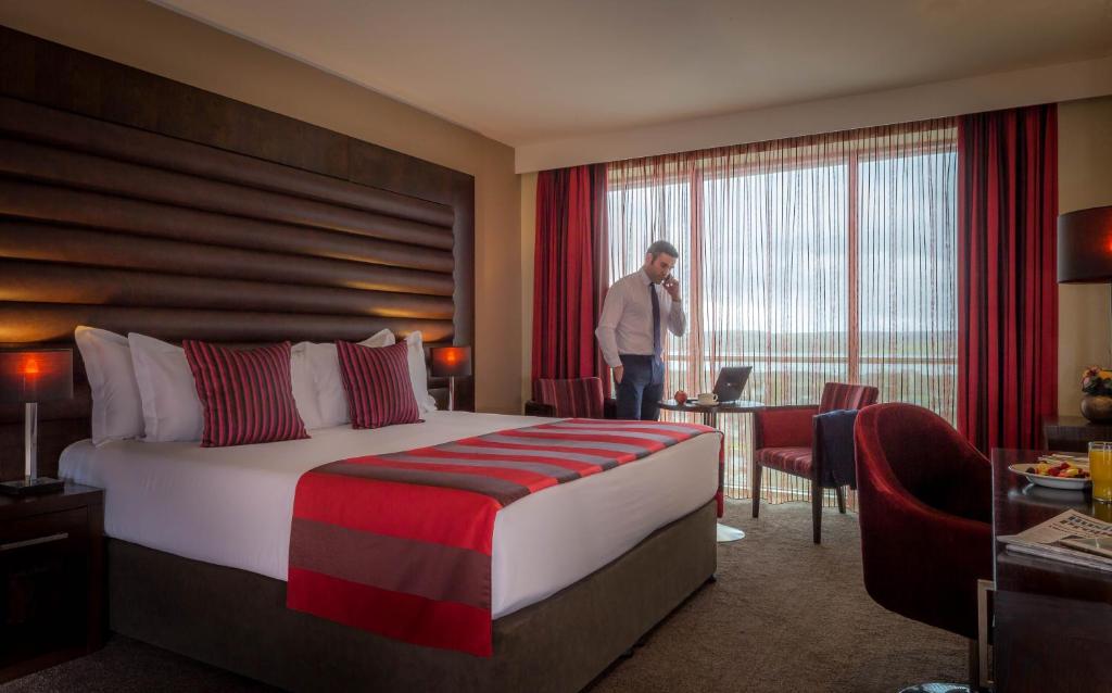 Postel nebo postele na pokoji v ubytování Loughrea Hotel & Spa