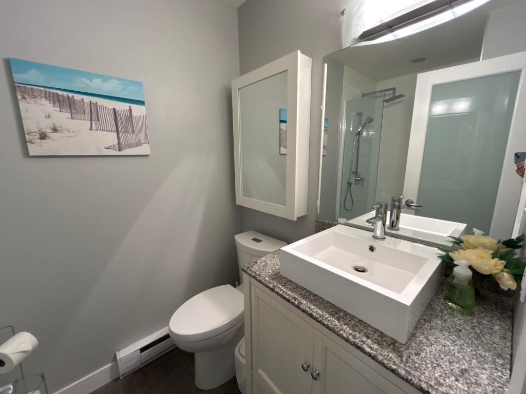 Koupelna v ubytování North Nanaimo Gem - Garden-View Room with Private Ensuite