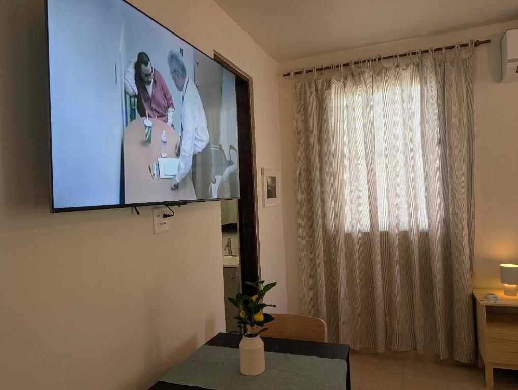 TV a/nebo společenská místnost v ubytování Explorers Fortuna Studio