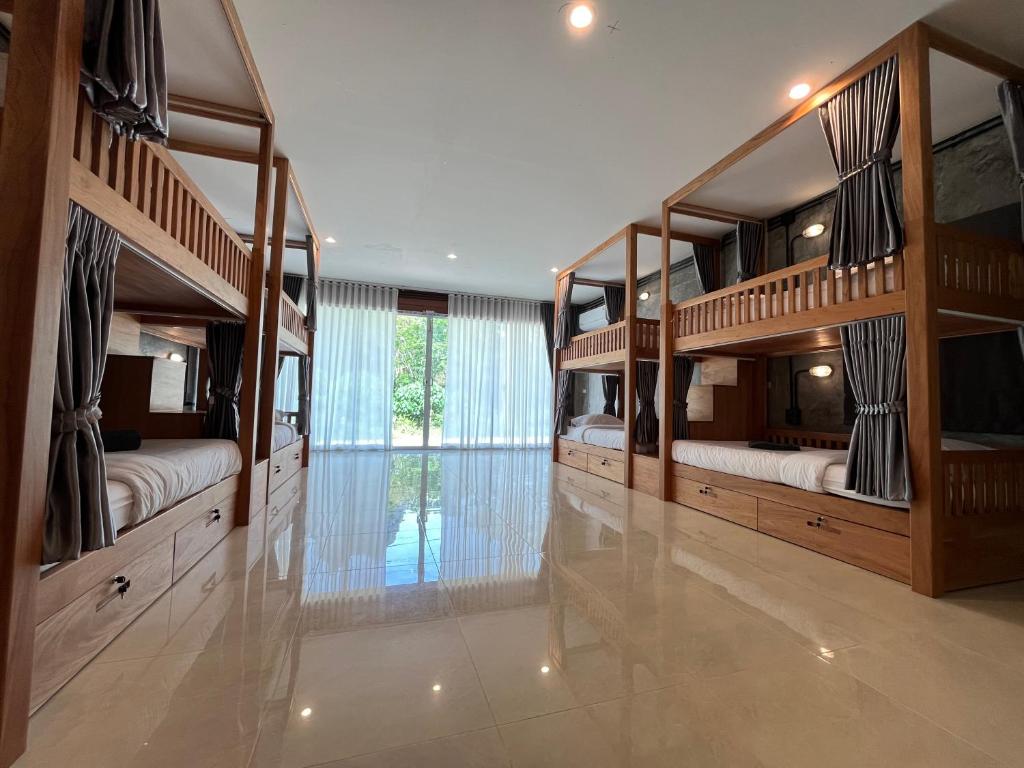 um quarto grande com quatro beliches em Friendlyhostel em Khao Sok