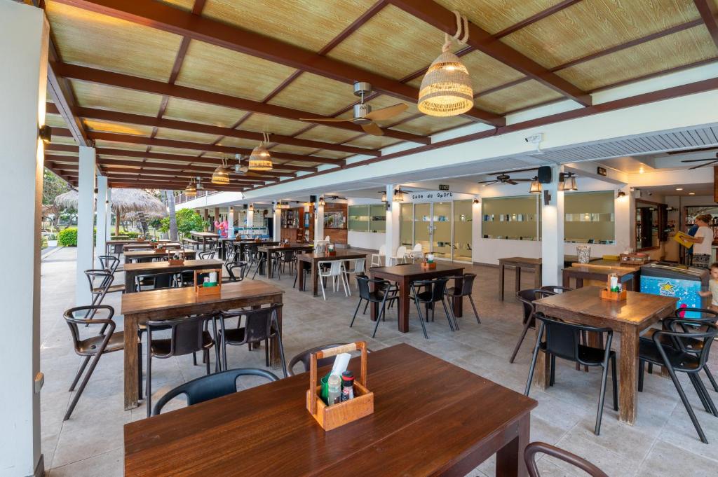 Restaurace v ubytování Dolphin Bay Beach Resort