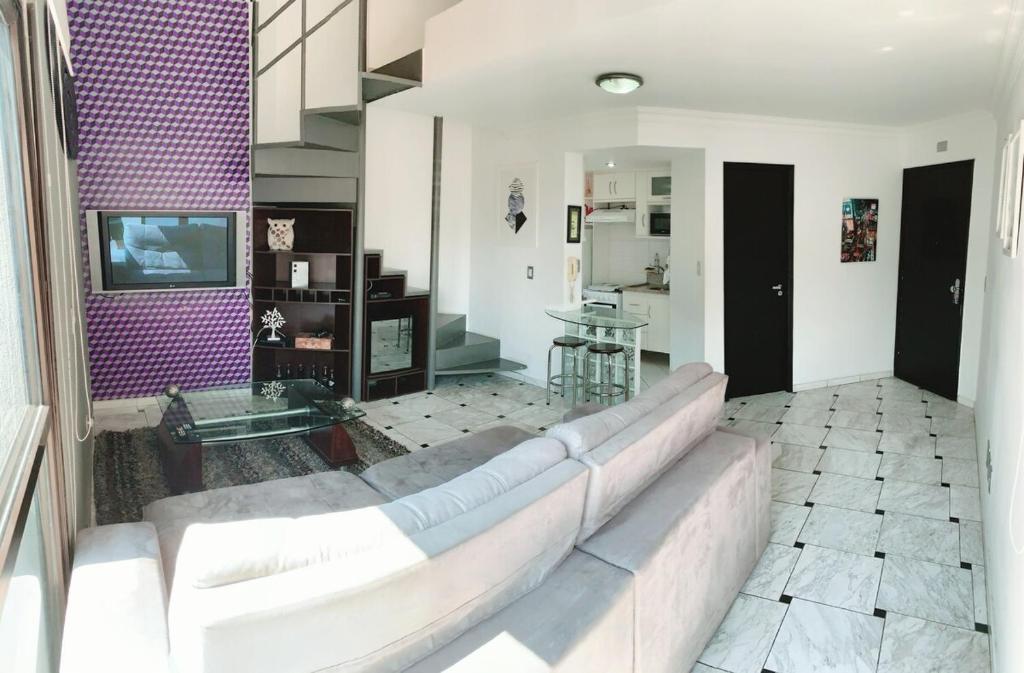 a living room with a couch and a table at Apartamento Inteiro - Duplex no Panamby - Próximo do Estádio do Morubi - Hospital Albert Einstein - Expo Transámerica - Shopping Jardim Sul e Morumbi Towm - Consulado Americano in Sao Paulo