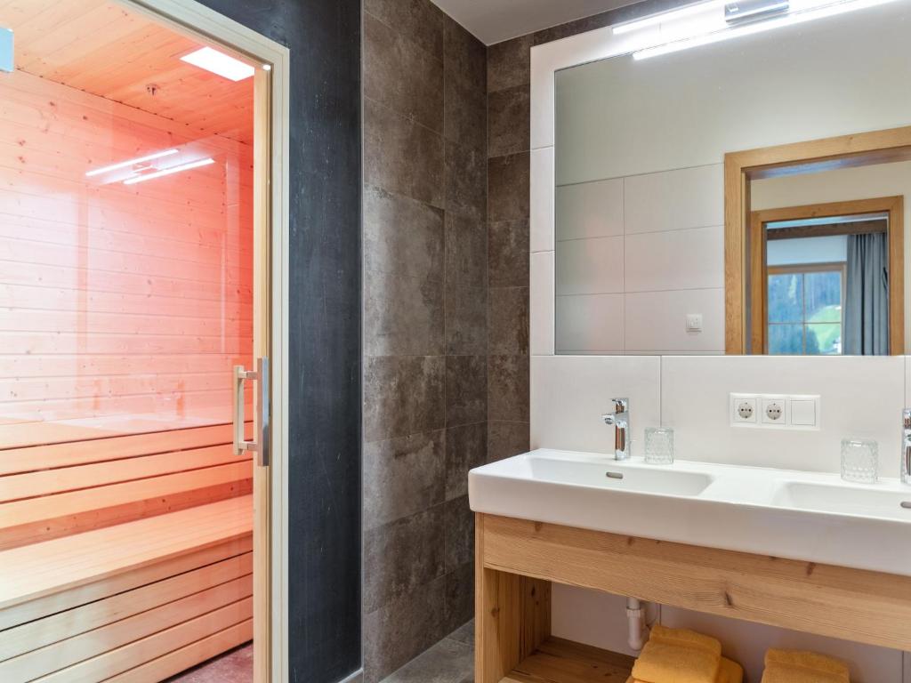 Koupelna v ubytování Luxurious apartment with sauna in Königsleiten