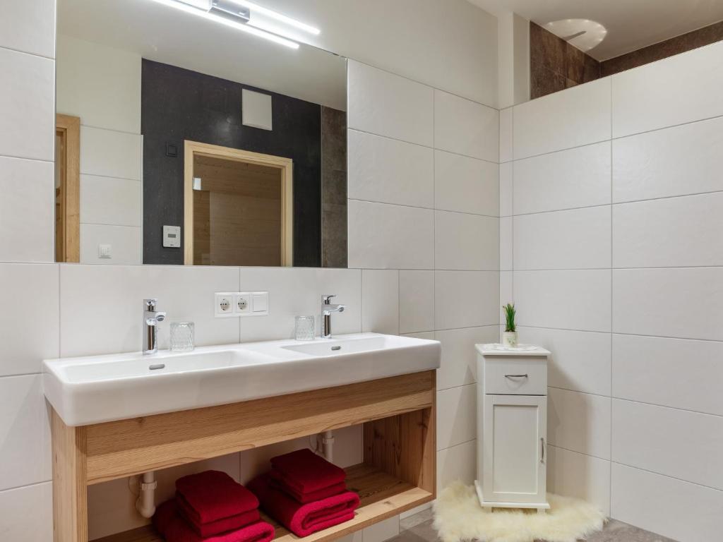 Koupelna v ubytování Luxurious apartment with sauna in Königsleiten