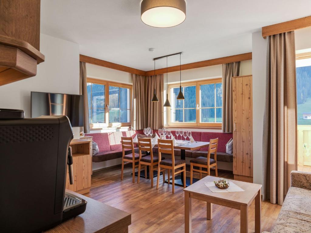Posezení v ubytování Luxurious apartment with sauna in Königsleiten