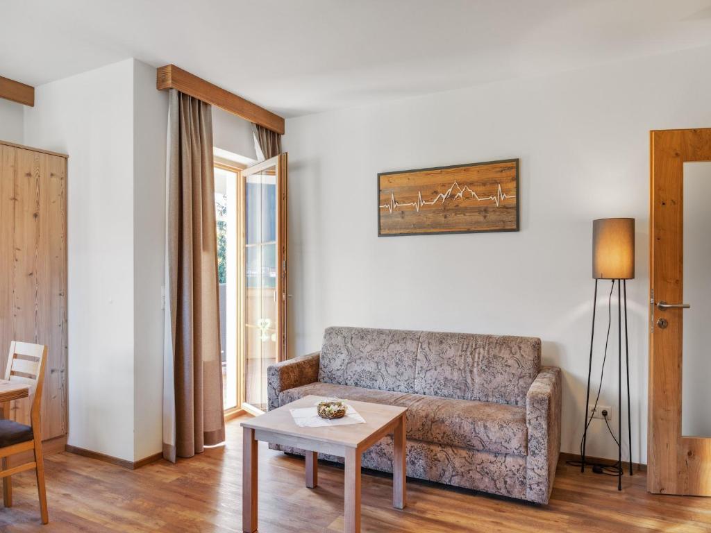 Posezení v ubytování Luxurious apartment with sauna in Königsleiten