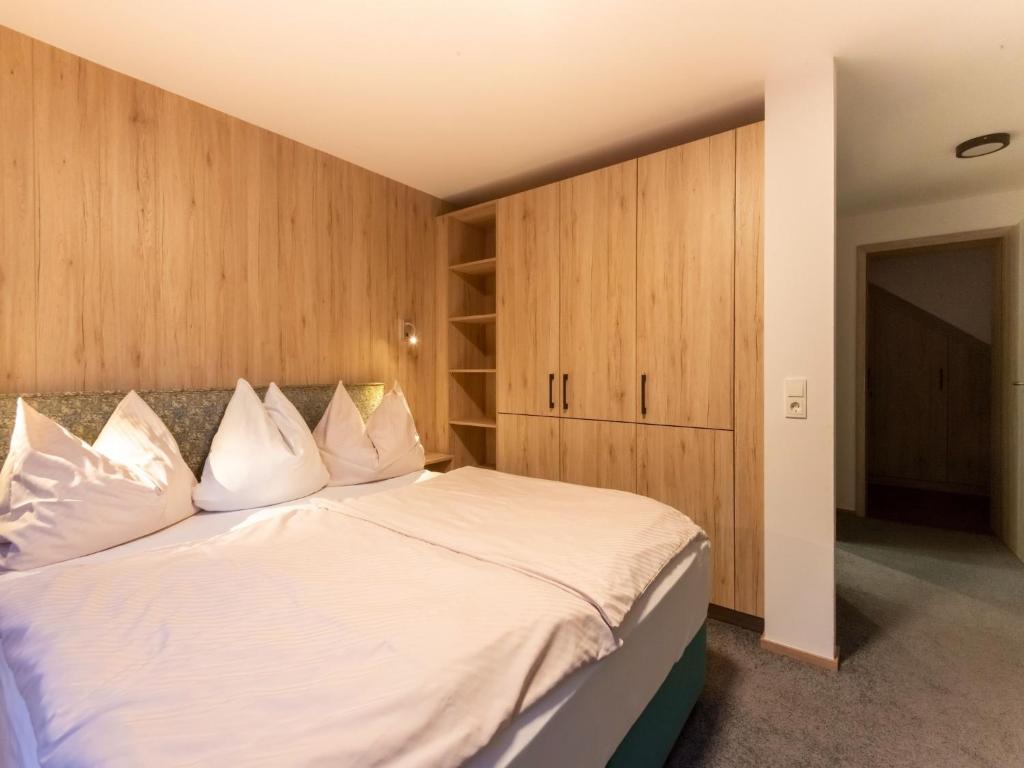 Postel nebo postele na pokoji v ubytování Lovely Apartment with Sauna, Ski Storage, Pool, Terrace