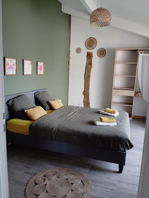 - une chambre avec un lit doté de draps et d'oreillers noirs dans l'établissement L'Edenwine, à Doulezon