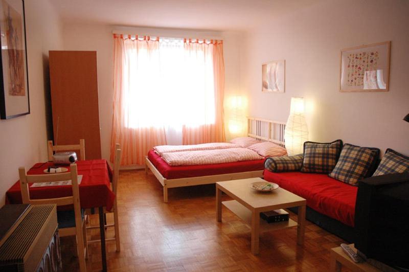 una sala de estar con un sofá y una cama en Best of Vienna Apartments Ferdinandstrasse, en Viena
