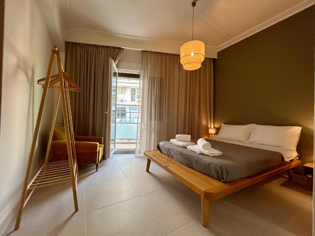 een slaapkamer met een bed en een statief bij Kavala Centre Spot in Kavala