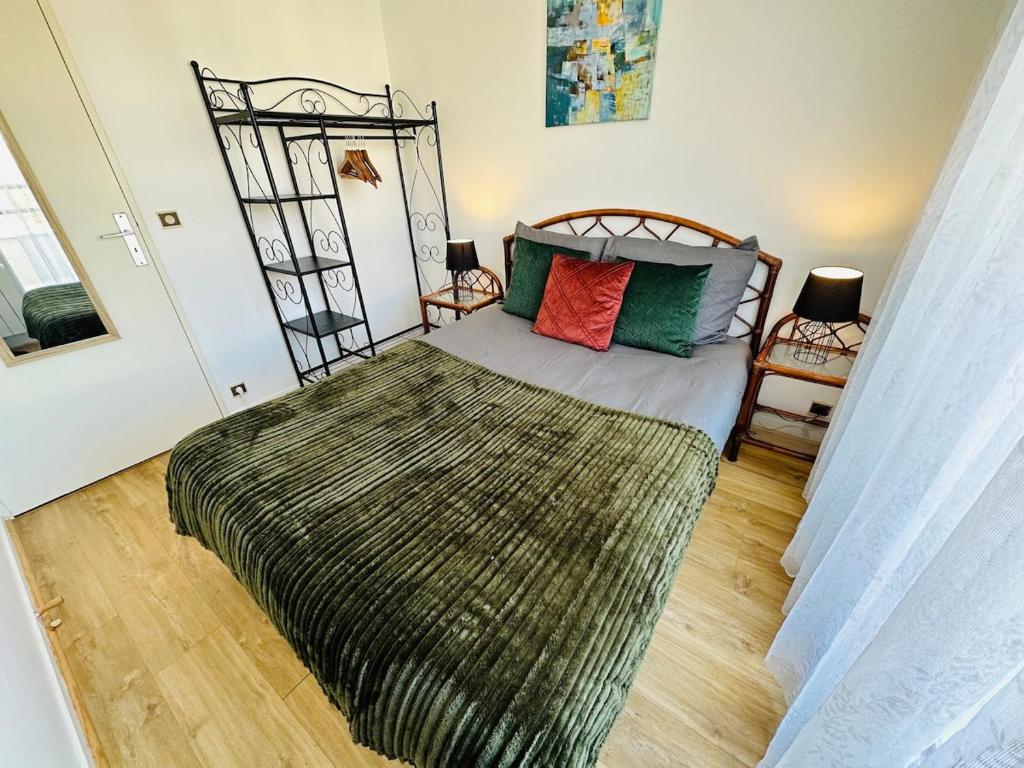 - une chambre avec un grand lit et une grande couverture dans l'établissement FREE Parking, Proche Gare, PLAGE, Centre, Netflix, à Arcachon