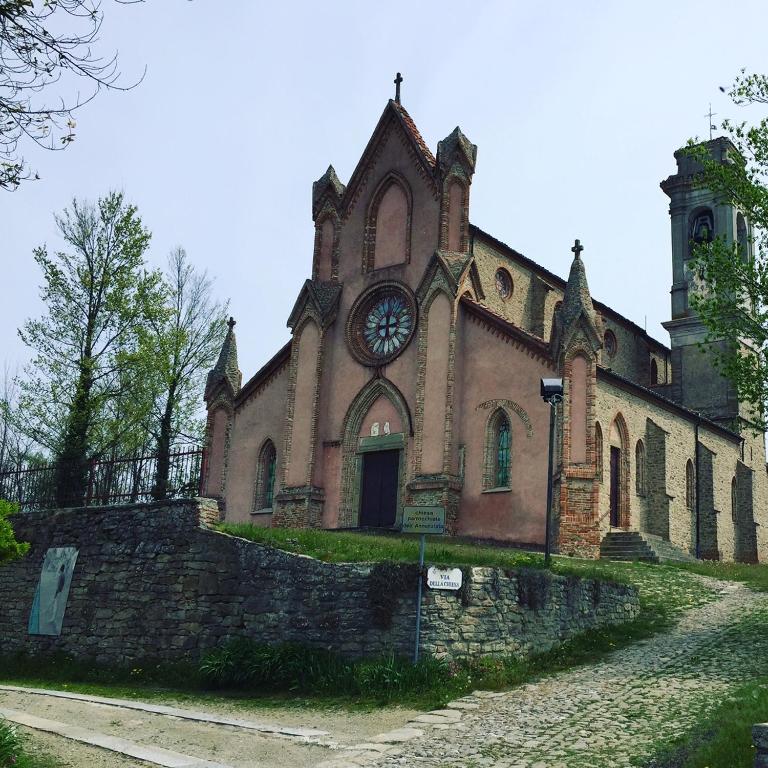 Zdjęcie z galerii obiektu Dimora Storico Romantica Il Sole E La Luna w mieście Cerretto Langhe
