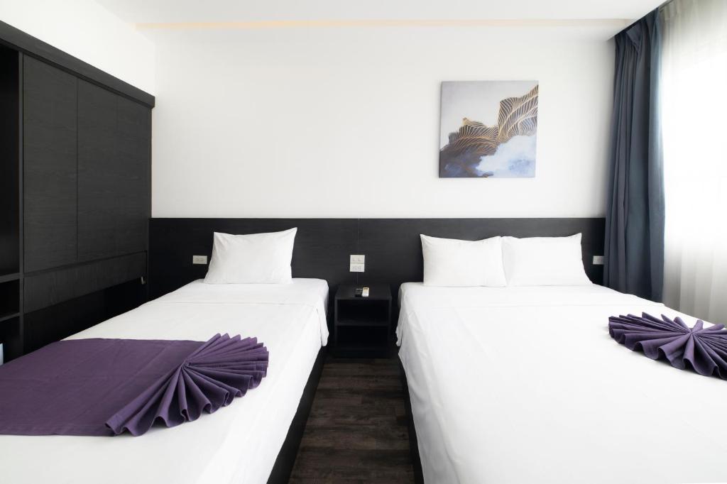 Giường trong phòng chung tại Dolphin Hotel Nha Trang