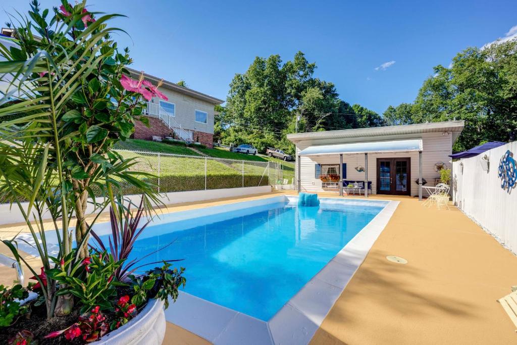 Πισίνα στο ή κοντά στο 4 Mi to Downtown Chattanooga Vibrant Studio