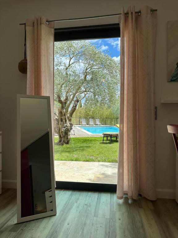Bazén v ubytovaní La Villa aux bambous alebo v jeho blízkosti
