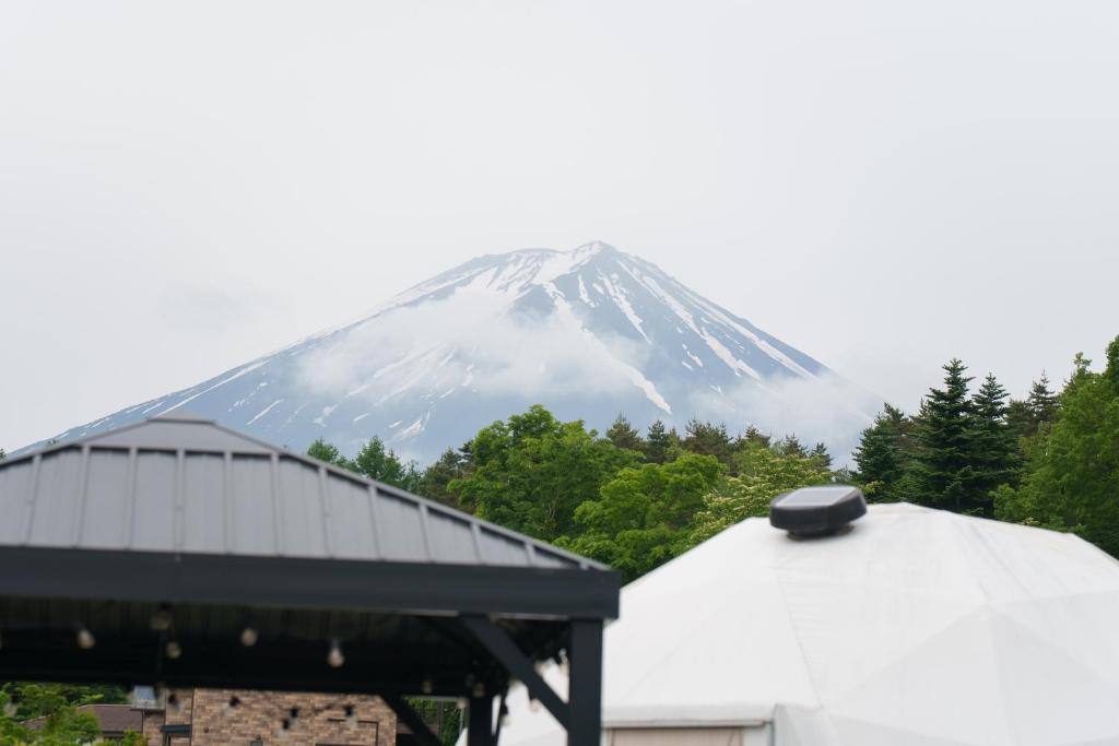 Nespecifikovaný výhled na hory nebo výhled na hory při pohledu z luxury tent