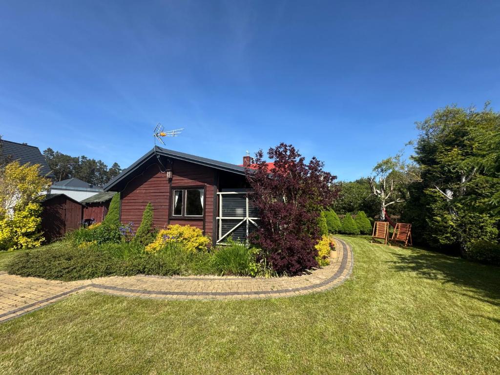 een huis met een pad dat er naar toe leidt bij Leśny Domek in Kopalino