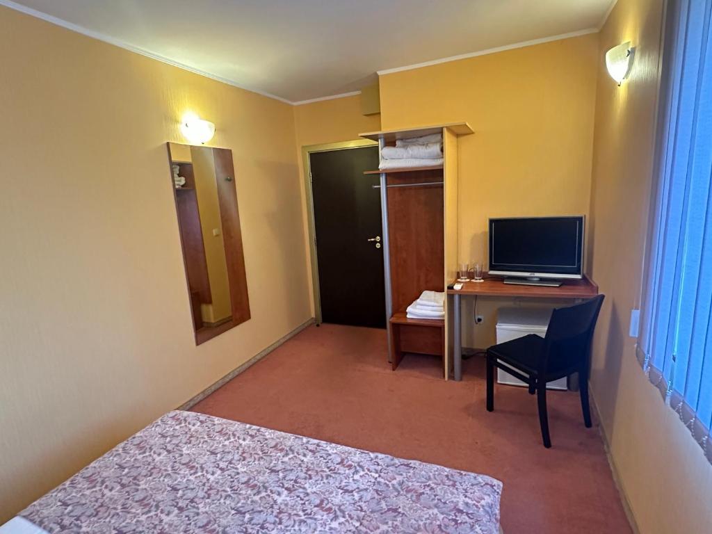 TV a/nebo společenská místnost v ubytování Formula 1 Motel
