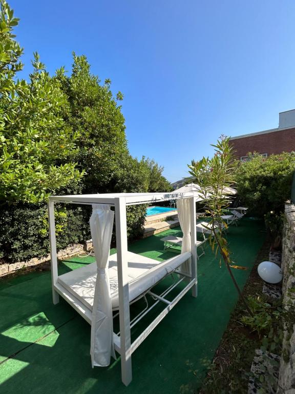 The swimming pool at or close to Villa Lina