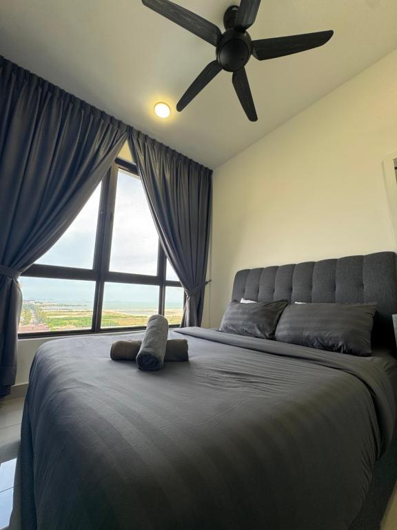 Postel nebo postele na pokoji v ubytování Bali Residence Melaka- Entire Apartment House- Two bedroom- Family Room- Swimming Pool by n stays