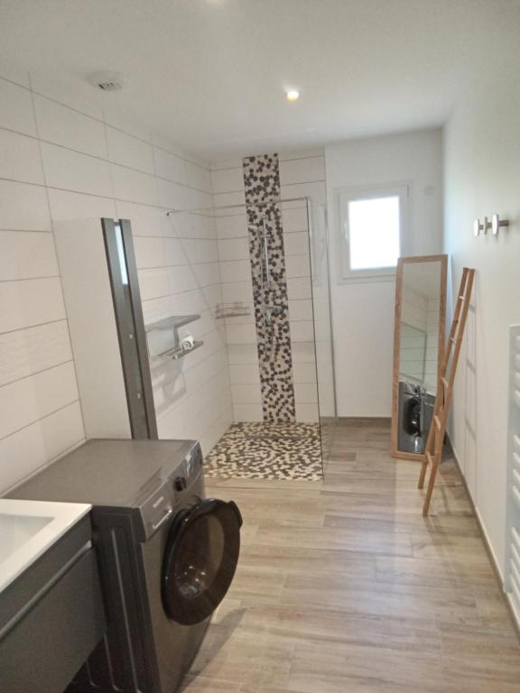 - une salle de bains pourvue d'un lave-linge dans l'établissement Les 3 line, à La Chapelle-aux-Bois