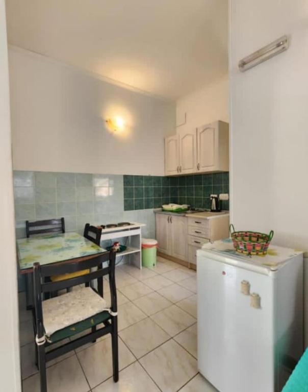 Virtuvė arba virtuvėlė apgyvendinimo įstaigoje Apartments Zenit