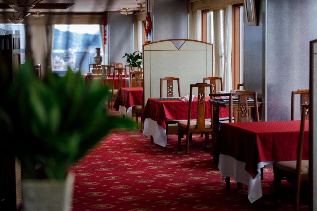 Um restaurante ou outro lugar para comer em ANA Holiday Inn Kanazawa Sky by IHG