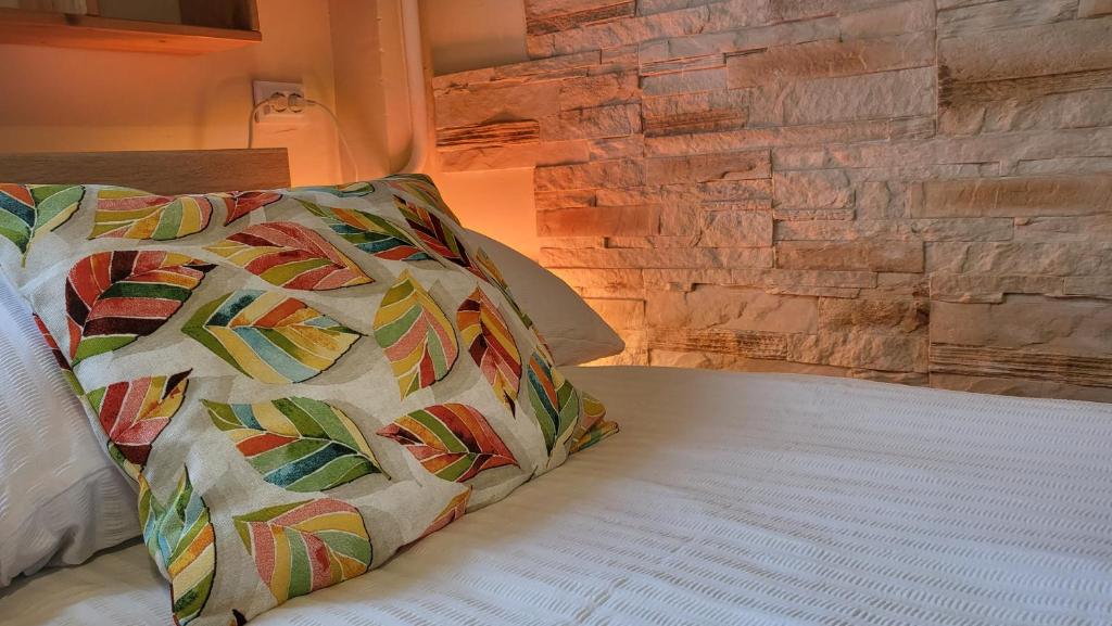 Łóżko lub łóżka w pokoju w obiekcie Liget Nyaralóház és Apartman Liget