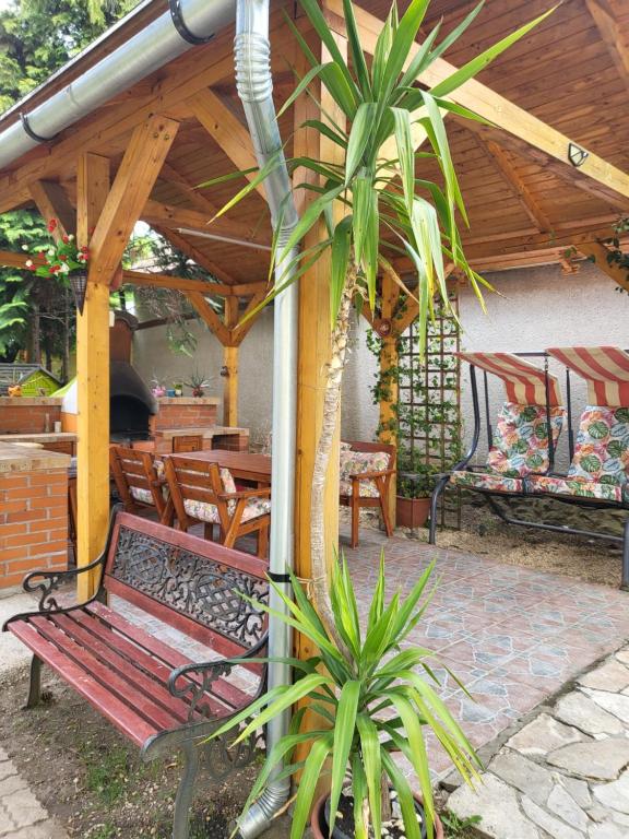 Ogród w obiekcie Liget Nyaralóház és Apartman Liget