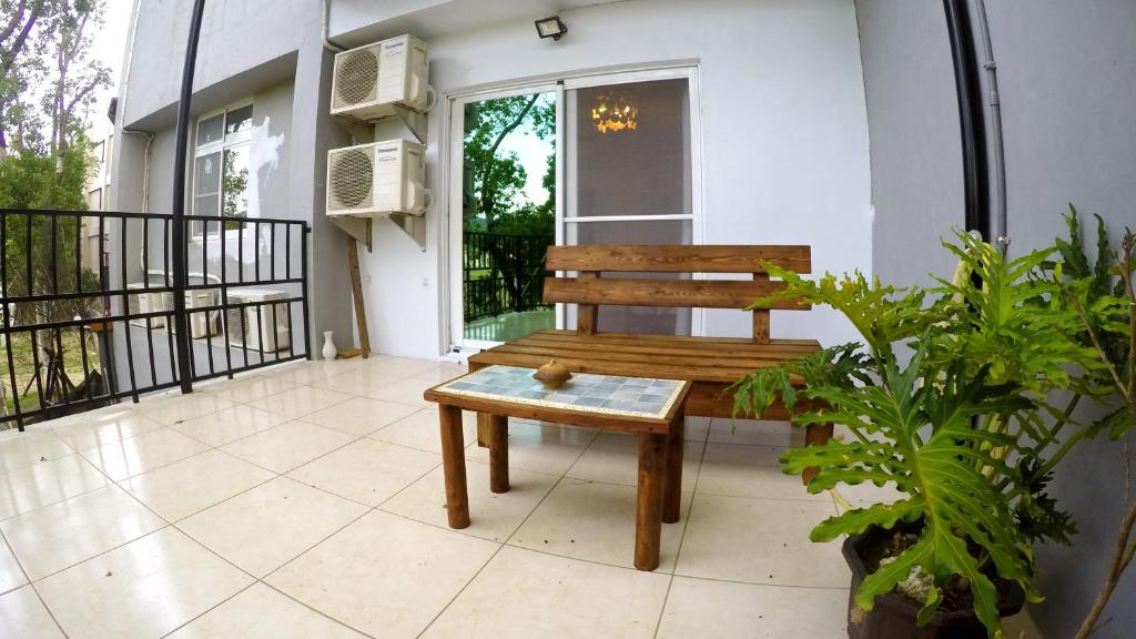 Rõdu või terrass majutusasutuses Surfspot House